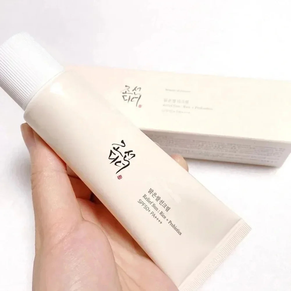 Application crème solaire visage au riz SPF50