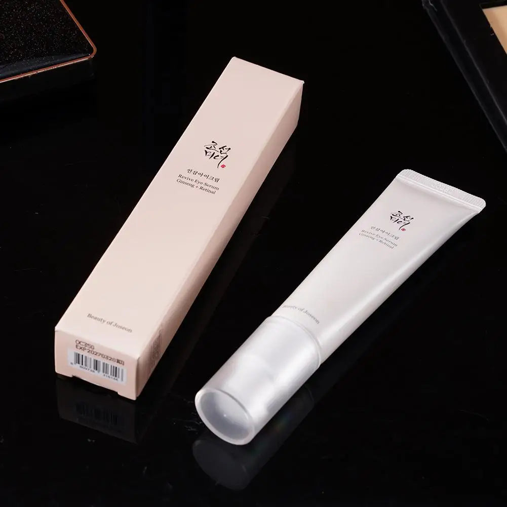 Application sérum contour des yeux ginseng anti-rides
