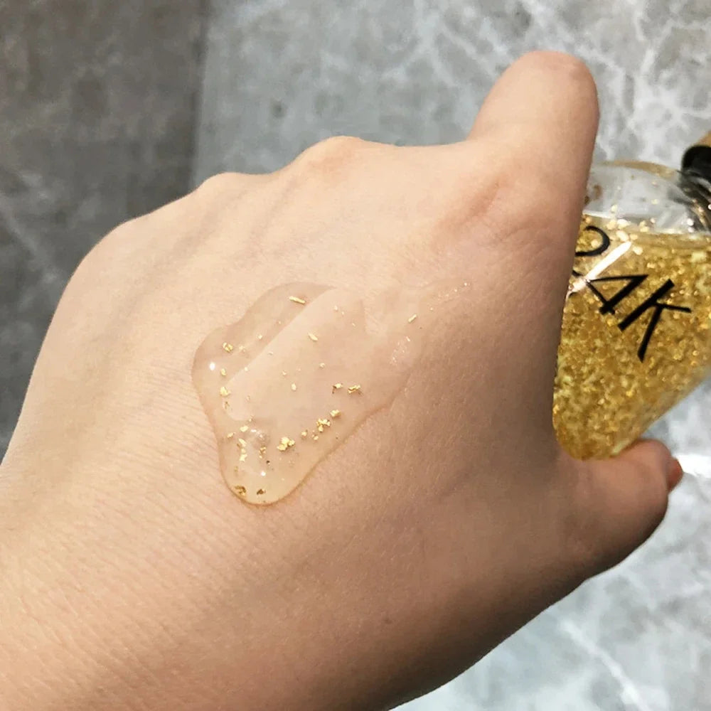 Application sérum hyaluronique 24K visage
