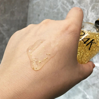 Application sérum hyaluronique 24K visage
